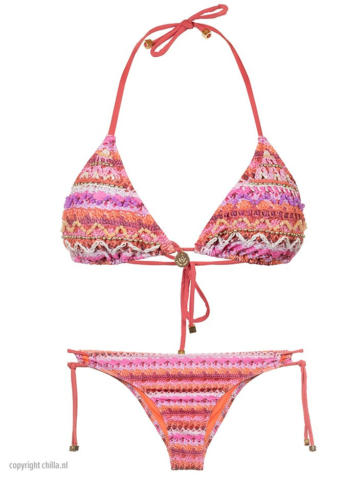Fuchsia en roze bikini in crochet print met borduursels en kralen Fuchsia en roze bikini in crochet print met borduursels en kralen