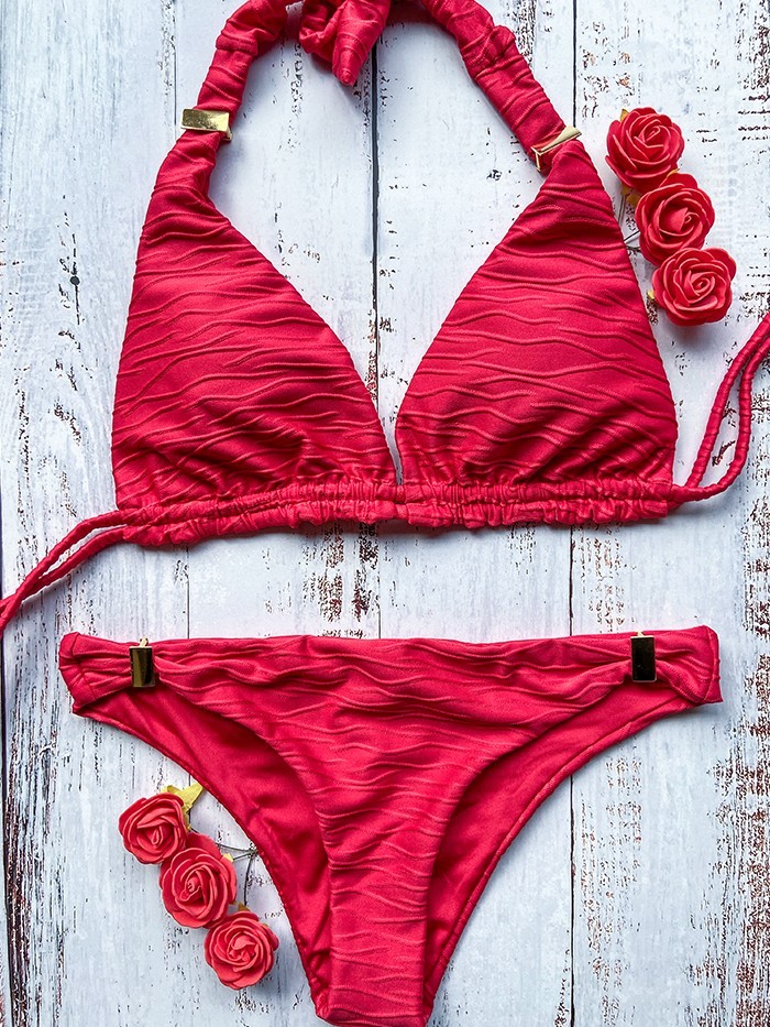 Rode bikini met textuur versierd met gouden schuifsieraden van Mystical Swimwear Rode bikini met textuur versierd met gouden schuifsieraden van Mystical Swimwear