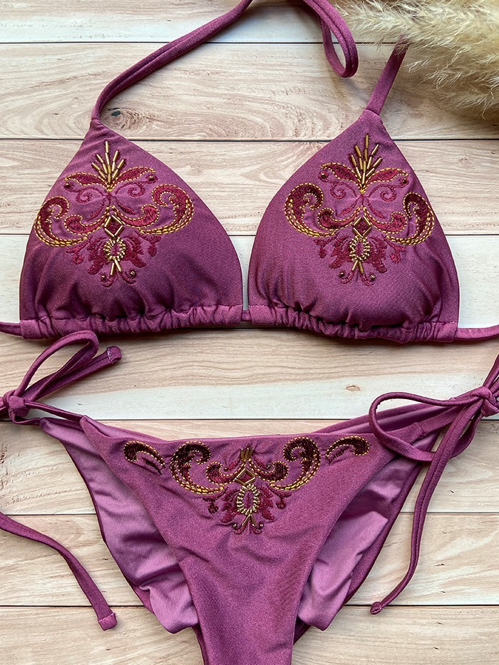 Paarse bikini versierd met gouden kralen en luxe borduursels van Mystical Swimwear Paarse bikini versierd met gouden kralen en luxe borduursels van Mystical Swimwear
