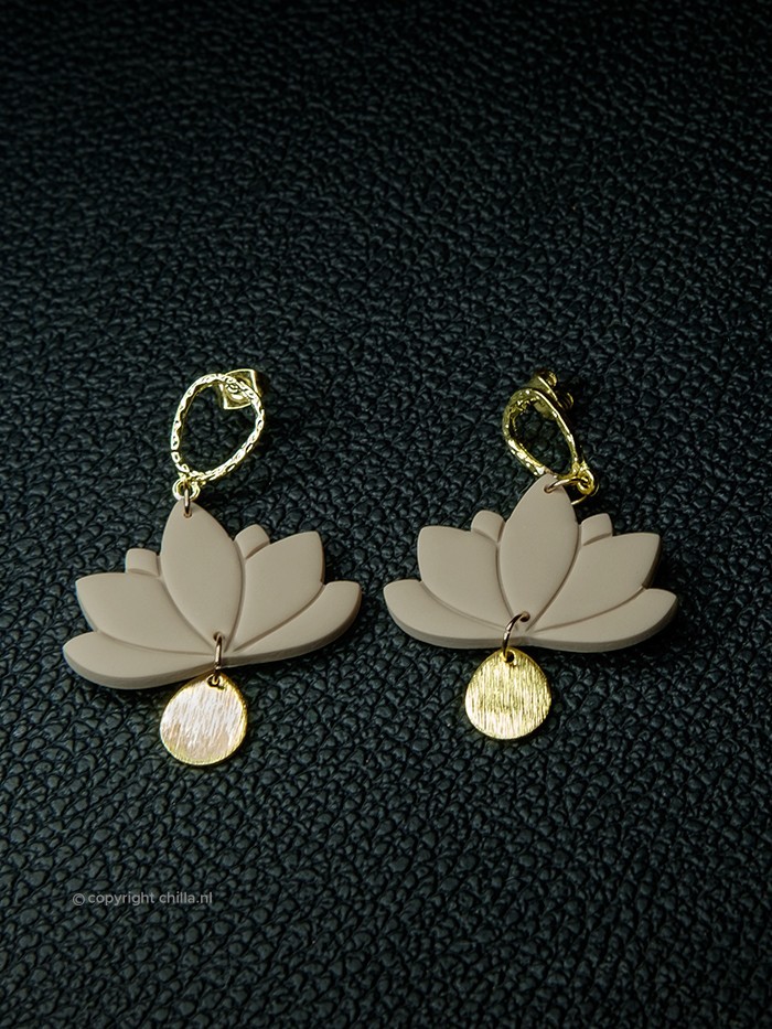 Lotus Oorbellen Beige van Aurora Creation Lotus Oorbellen Beige van Aurora Creation