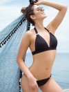 Zwarte halterbikini met vergulde sieraden van Phax