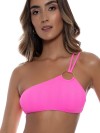 Felroze one shoulder bandeau met textuur en gouden ring van Luli Fama Miami