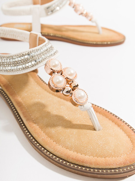 Wit leren sandalen met diamantjes en parels van Pia Rossini Resortwear