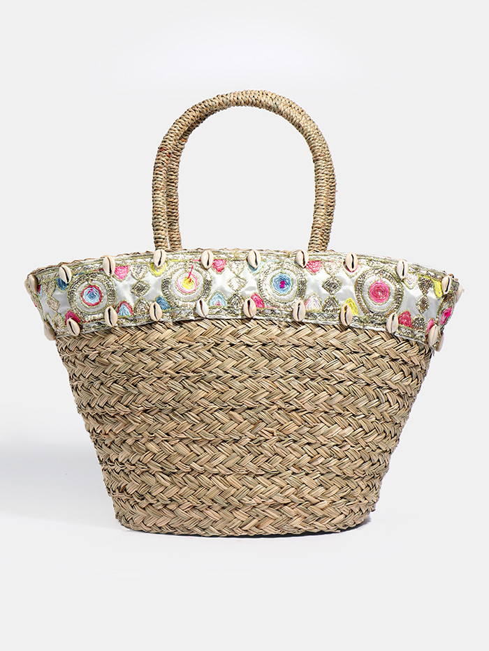 Met de hand gevlochten naturel strandtas met gouden details en zeeschelpen van Pia Rossini Resortwear Met de hand gevlochten naturel strandtas met gouden details en zeeschelpen van Pia Rossini Resortwear