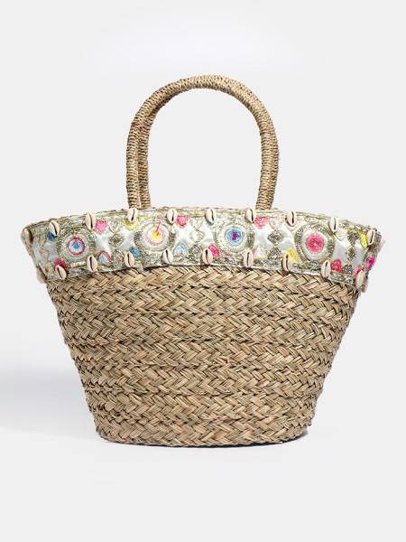 Met de hand gevlochten naturel strandtas met gouden details en zeeschelpen van Pia Rossini Resortwear