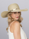 Strandaccessoire, zonnebescherming, en fashion statement van Pia Rossini