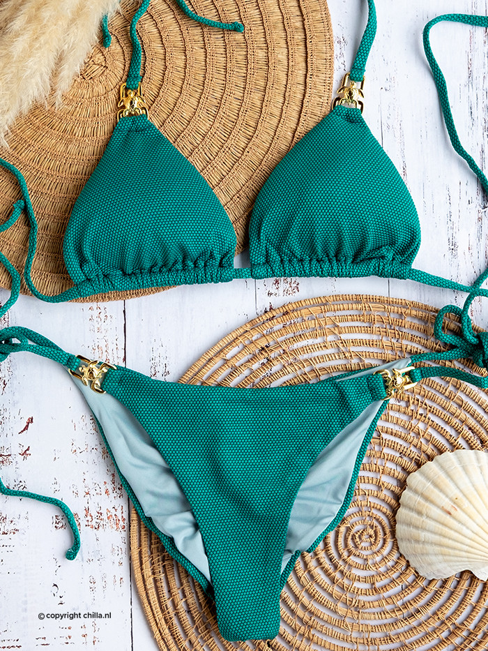 Smaragdgroene bikini met luxueuze diamantvormige textuur versierd met gouden hardware van Mystical Swimwear Smaragdgroene bikini met luxueuze diamantvormige textuur versierd met gouden hardware van Mystical Swimwear