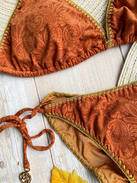 Bikini Triangle Bungalow Babe van Luli Fama