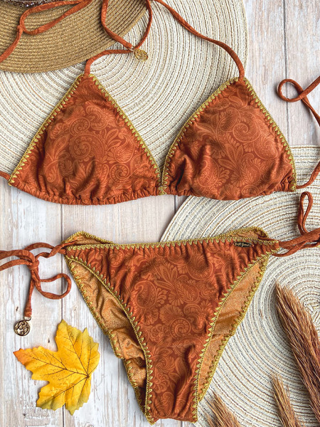 Bikini Triangle Bungalow Babe van Luli Fama