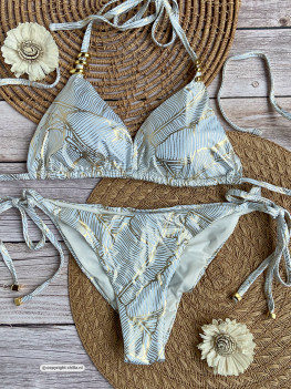 Witte bikini met gouden bladerprint en vergulde sieraden van Mystical Swimwear