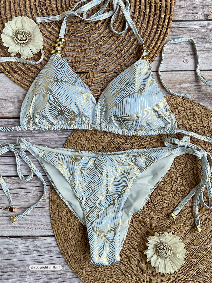 Witte bikini met gouden bladerprint en vergulde sieraden van Mystical Swimwear