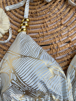 Witte bikini met gouden bladerprint en vergulde sieraden van Mystical Swimwear 2