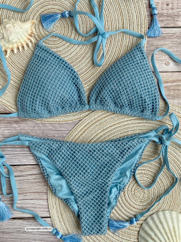 Glinsterende poederblauwe bikini verfraaid met een overlay van netstof en kwastjes van Mystical
