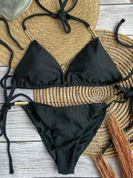 Zwarte bikini met luxe textuur en vergulde sieraden van Mystical
