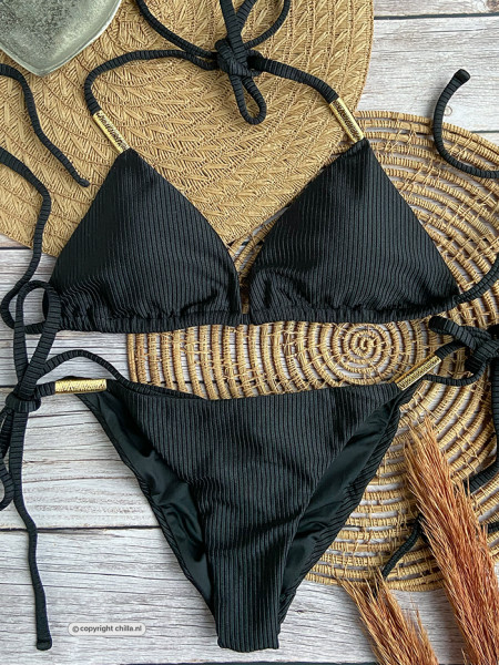 Zwarte bikini met luxe textuur en vergulde sieraden van Mystical