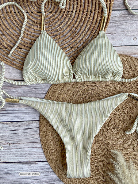 Bikini in ivoor met goud in  verticale ribtextuur en vergulde sieraden van Mystical