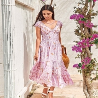 Luchtige maxi-jurk van Iconique in een romantische roze print met witte roosjes en oranje accenten.

#maxidress #iconique #italiaanseflair #bloemenprint #zomerjurk #bohemien #nieuwecollectie #pofmouw #ruches #zomer2022 #chique #staatprachtig