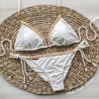 Weet je wat deze Turin bikini zo speciaal maakt? Het is volledig met de hand versierd met Murano kristallen en de stof heeft een unieke en exclusieve slangenprint textuur.

#nieuwecollectie #perlasanta #bikini #badmode #luxebikini #slangenprint #mode #zomervakantie #muranokristal #shiny #handgemaakt #colombiadesigns #bikini2022 #swimwear #wittebikini #goudenschakels #scrunchbikini #tiesidebikini