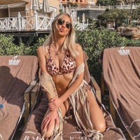 4 bikini’s in 1! Omkeerbare zalmkleurige luipaardprint bikini naar slangenprint. @celinevanouytsel 😍 superfoto 

#nieuwecollectie #milonga #luipaardprint #omkeerbaar #reversible #fun #ss22 #slangenprintbikini #zalmkleur #bikini
#bikinishop #chillabikini #beachplease